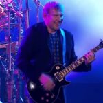 Alex Lifeson parle de son amour pour les guitares Gibson et de sa première guitare.
