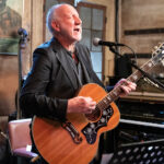 Pete Townshend et Ann-Margret reprennent la chanson “Bye Bye Love”.