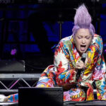 Cyndi Lauper, 69 ans, montre son mohawk violet lors d’un concert