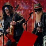 Billy Gibbons et Slash rendent hommage à Gary Rossington aux CMT Awards