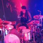 Tommy Lee retire un clip transphobe de ses médias sociaux et affirme qu’il est “le plus gay”.