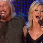 Lorsque Barry Gibb a entraîné les Bee Gees à chanter “Grease” devant une Olivia Newton-John émue dans la foule.