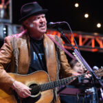 Neil Young s’enfonce dans la profondeur pour son retour sur scène