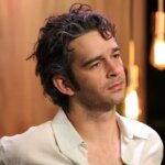 Le baiser controversé de Matty Healy, le chanteur de The 1975, n’entraînera pas d’interdiction de concert en Malaisie
