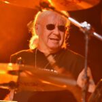 Ian Paice, de Deep Purple, admet qu’il n’arrive pas à suivre les jeunes batteurs, mais “ce n’est pas un problème”.