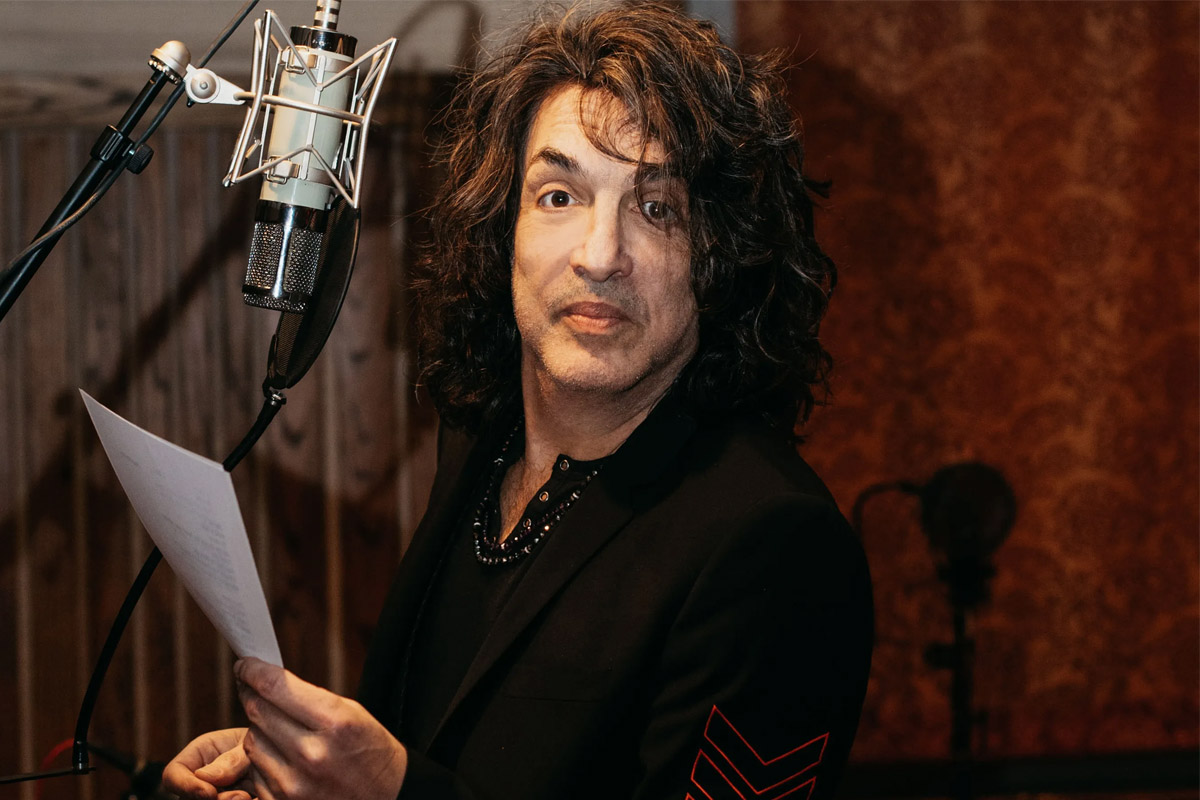 Musicien en studio devant un micro, feuille de paroles à la main