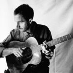 Tom Smith sort son premier album solo.