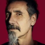 Serj Tankian dévoile un album de reprises, collaborations et collages.