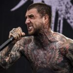 Alex Terrible de Slaughter To Prevail annonce une reprise rapide de son entreprise de masques.