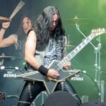  Gus G rend hommage à Ozzy Osbourne avec une reprise de “Bark at the Moon” au festival SKOGSRÖJET en Suède