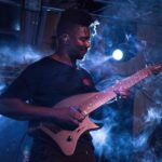 Tosin Abasi, le guitariste d’Animals As Leaders, dévaste la perte de son père, lui qui lui a offert sa première guitare.