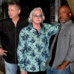 Les membres de THE BLACK CROWES, REM et HOOTIE & THE BLOWFISH forment le supergroupe HOWL OWL HOWL
