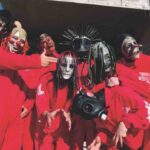 Slipknot justifie la présence de la version originale de “Spit It Out” sur l’album : une ambiance unique à préserver.