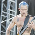 « Nous étions simplement insoumis » : Flea (Red Hot Chili Peppers) évoque sa jeunesse turbulente à Los Angeles