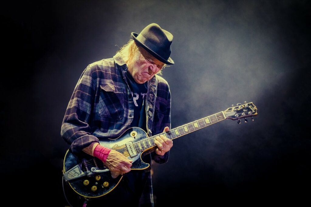 En signe de protestation contre Trump, Neil Young cède son répertoire musical aux Groenlandais