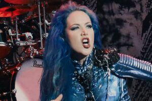 À Amsterdam, Alissa White-Gluz partage la scène avec Simone Simons, Charlotte Wessels et Elize Ryd