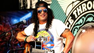 Slash : quand le roi de la guitare entre dans la peau d’un serpent
