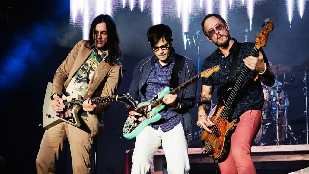 Weezer annonce la sortie d’un nouvel album éponyme, le « Gold Album », marquant un retour aux sources pour le groupe.