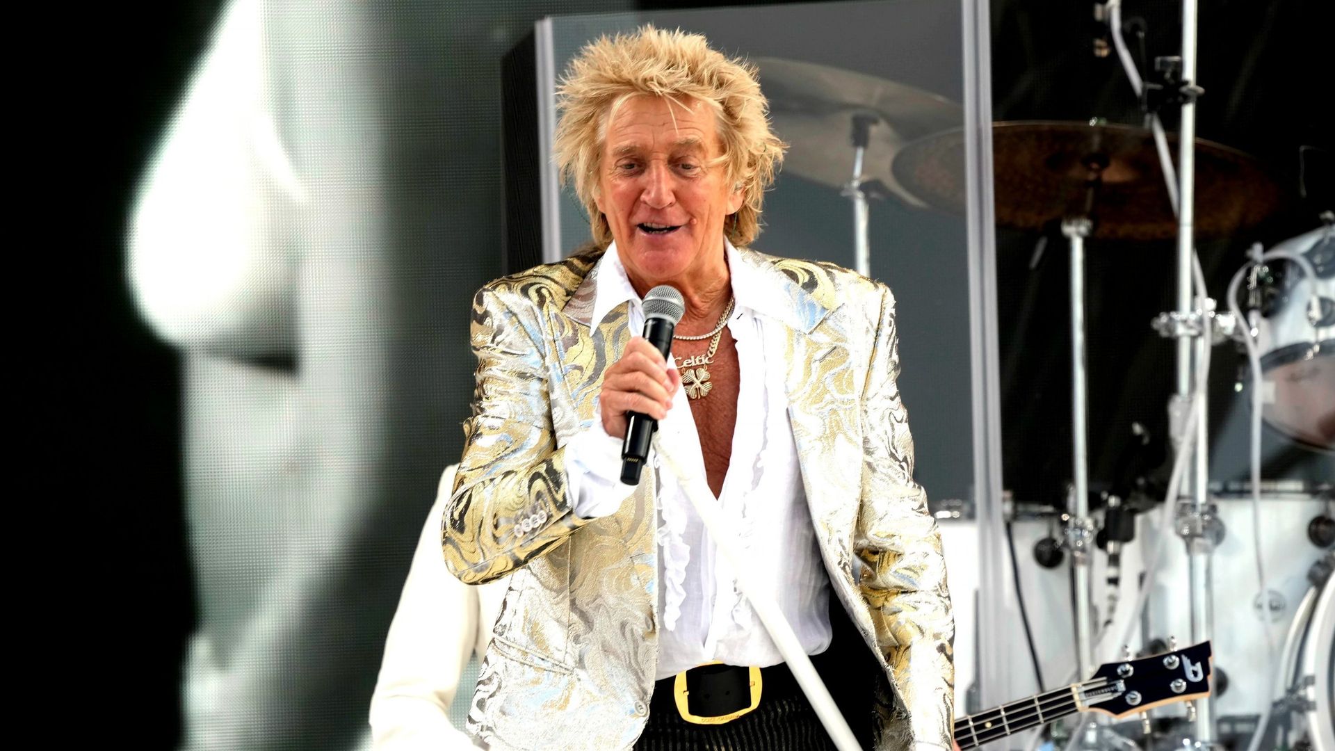 Rod Stewart contraint de suspendre sa tournée : le cœur battant du rock fait une pause