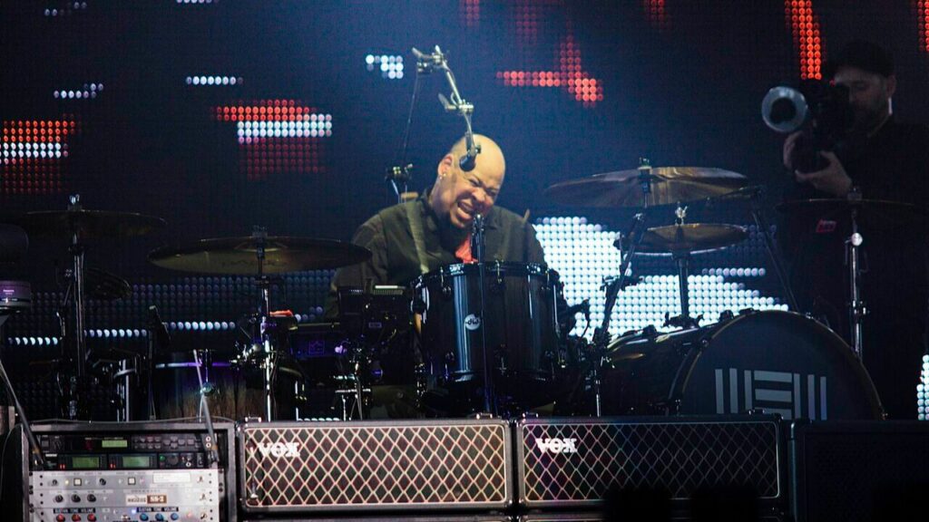 Abe Laboriel Jr. rejoint Pearl Jam en tant que nouveau batteur.