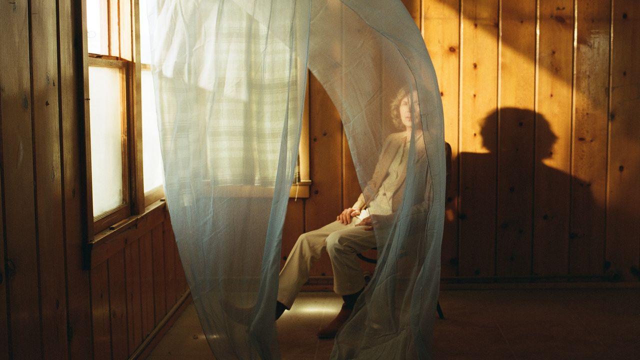 Beck : Ride Lonesome, une immersion mélancolique au cœur d’un folk rock crépusculaire et sensible.