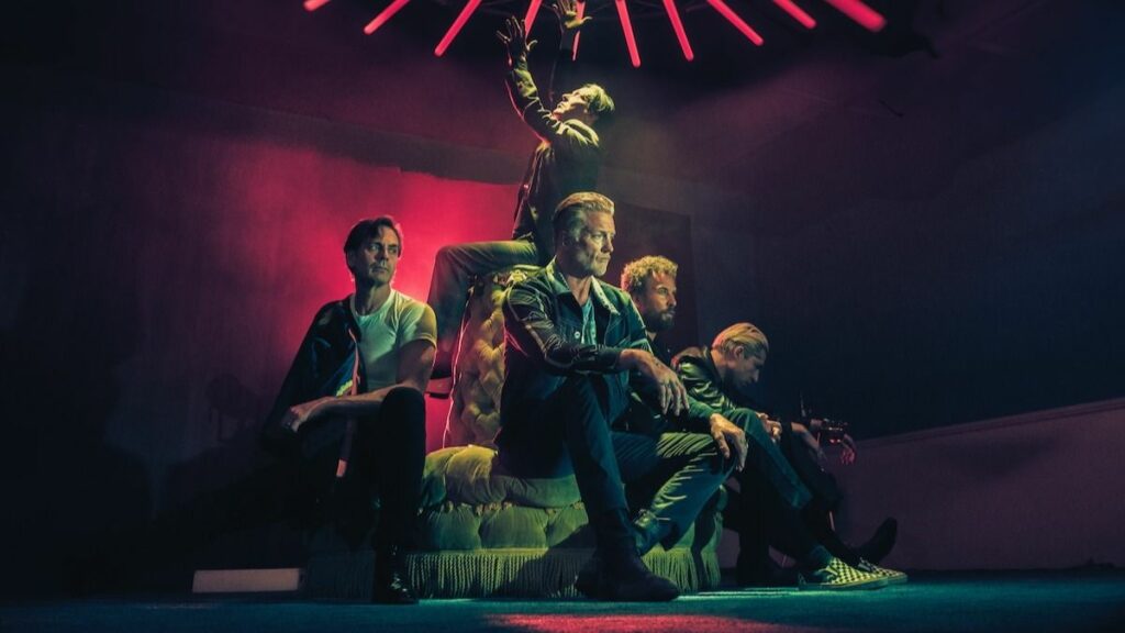 Queens of the Stone Age dévoile le morceau aux influences gothiques “Where the Goth Girls At?”