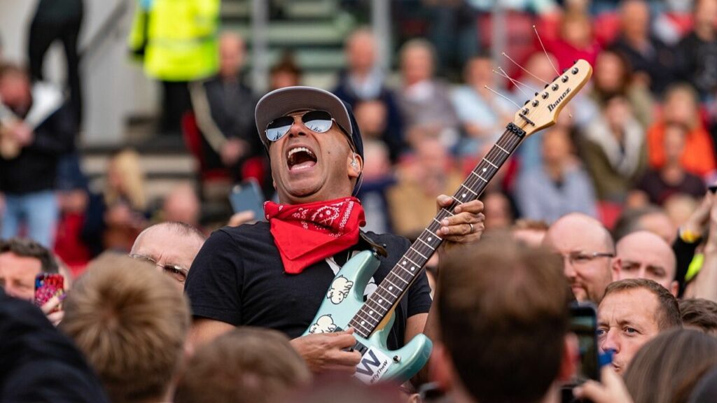 Tom Morello organise un festival rassemblant plusieurs figures emblématiques de la scène rock.