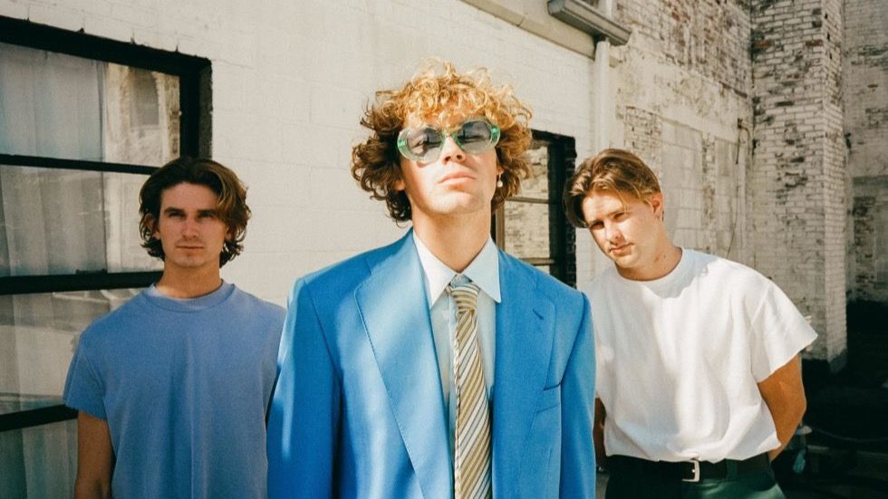 Almost Monday annonce la sortie de son nouvel album et organise un événement d’écoute exclusive à Paris.