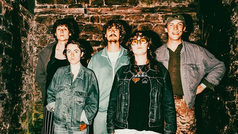 Fat Dog partage un ultime single explosif avant la sortie de leur premier album
