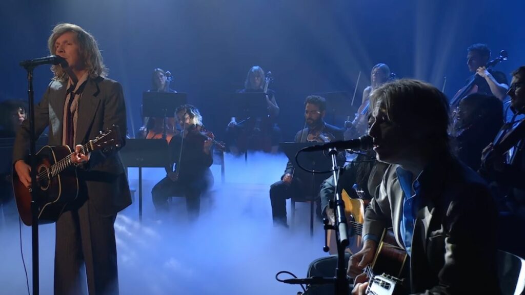Beck : Sacha Baron Cohen l’accompagne au violoncelle