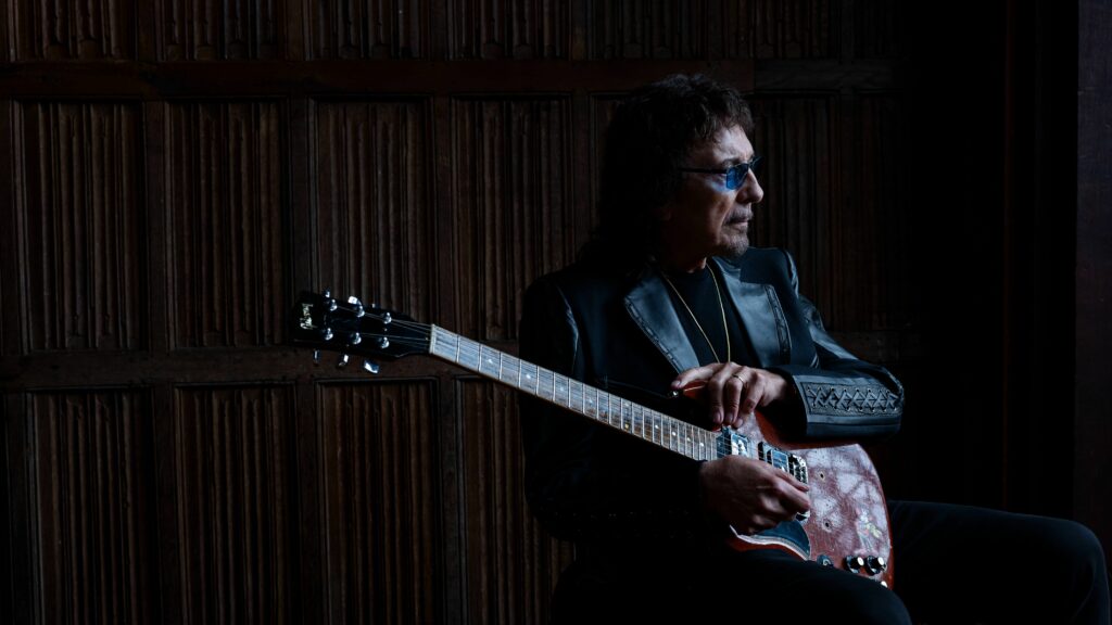 Tony Iommi annonce la sortie de son nouvel album solo, From The Dark