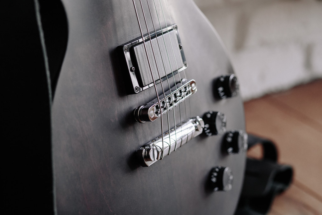 Pochette : guitare argentée