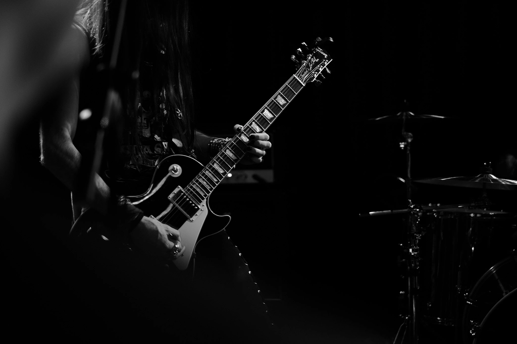 Guitare électrique dans la pénombre
