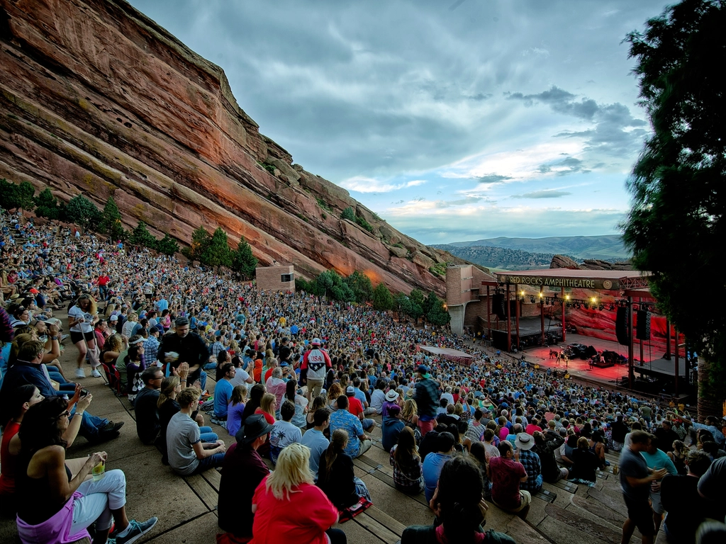 Amphithéâtre en plein air rempli de spectateurs