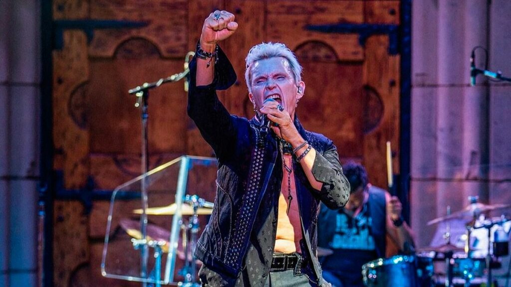 La ville de West Hollywood décrète officiellement le “Billy Idol Day” en l’honneur du chanteur.