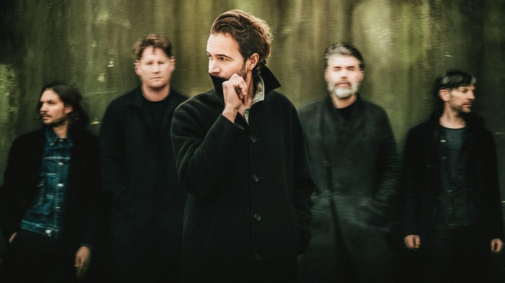 Editors publie « Surface, Echo & Sound », un album orienté vers une sonorité plus organique.