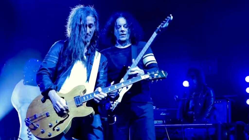 Nick Valensi (The Strokes) accompagne Jack White sur scène pour une performance commune.